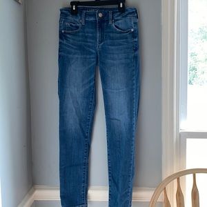 Women’s American Eagle skinny jeans.